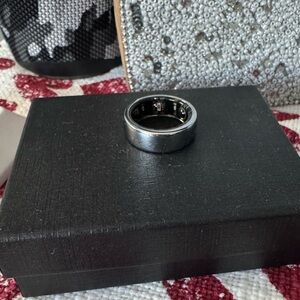 barely worn oura gen 3 ring. size 8.
